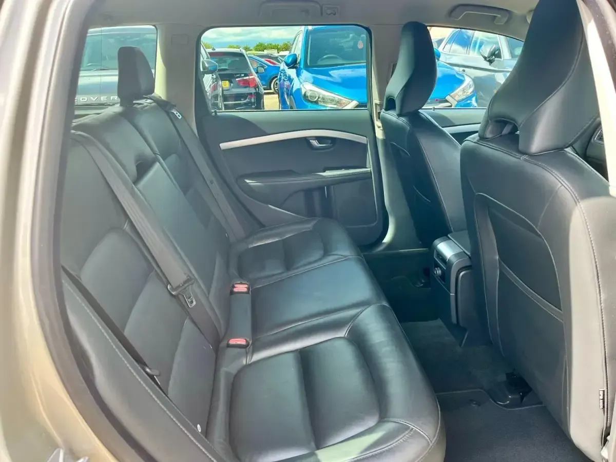 Used Volvo V70 SE 150 HP (110 kW) 2016 Gold Estate