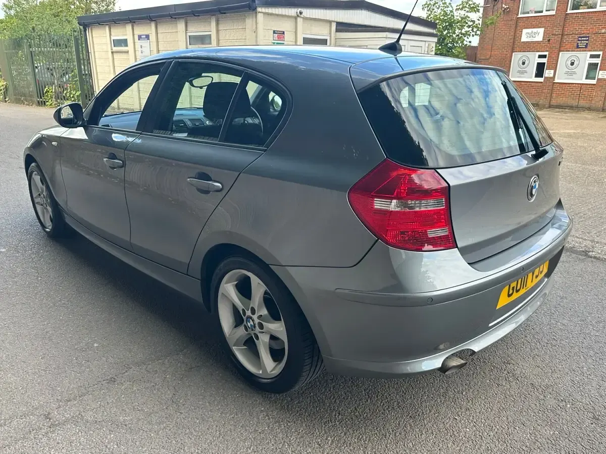 Usado BMW 118 Sport Line 143 CV (105 kW) 2011 Gris Utilitario