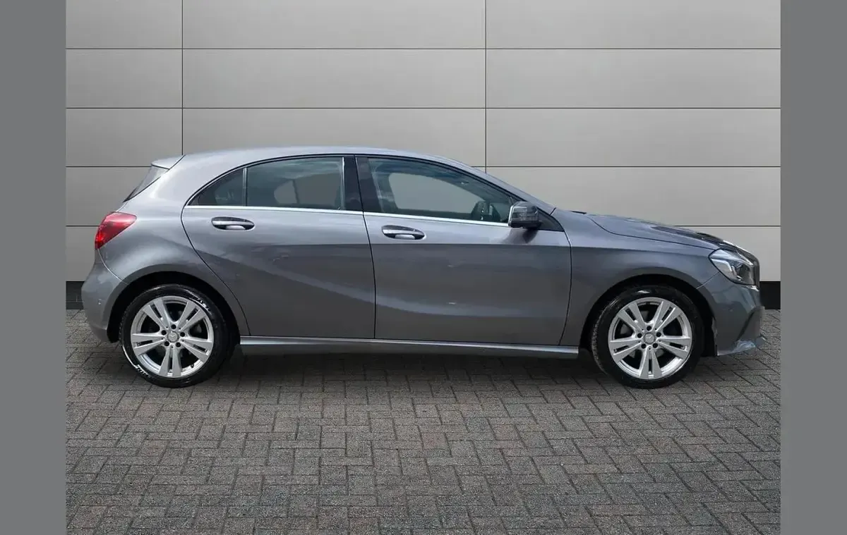 Begagnad Mercedes A180 Premium Plus 122 HK (89 kW) 2016 Grå Halvkombi