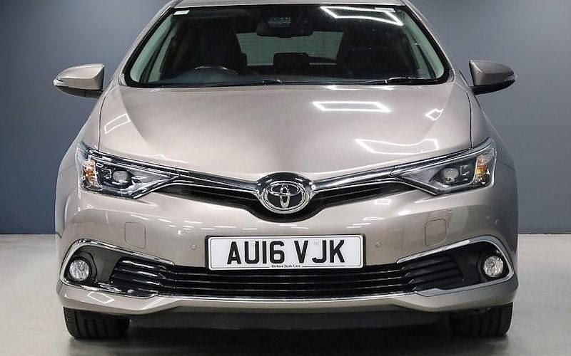 Used Toyota Auris 116 HP (85 kW) 2016 Bronze Hatchback