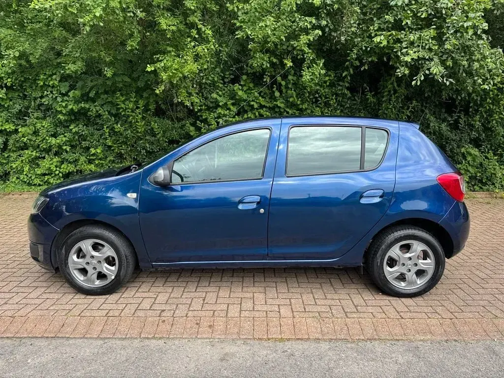 Used Dacia Sandero Lauréate 90 HP (66 kW) 2015 Blue Hatchback