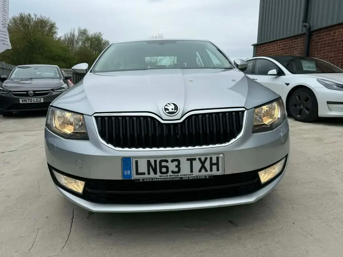 Usado Skoda Octavia SE 105 CV (77 kW) 2013 Plateado Utilitario