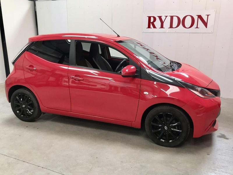 Used Toyota Aygo x-style 69 HP (50 kW) 2017 Red Hatchback
