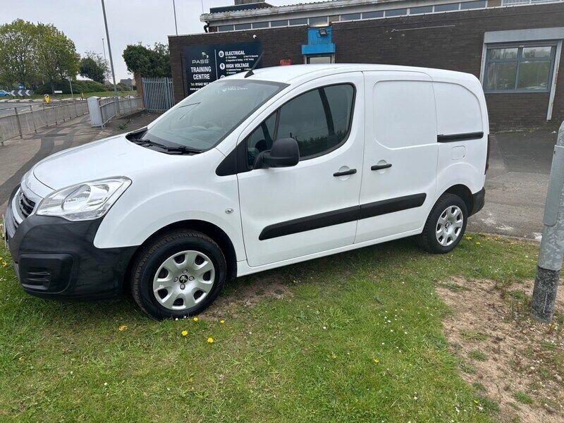White Used 2017 Peugeot Partner MPV | £5,495 (Fair price) - Image 1/4