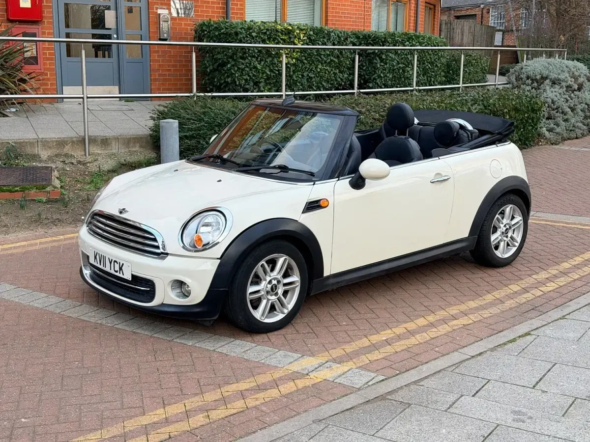 Begagnad Mini Cooper Cabriolet 2011 Vit Cab