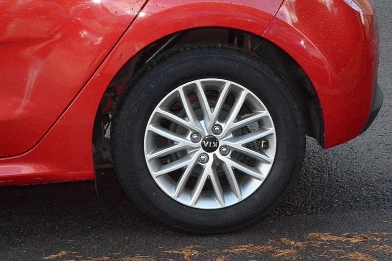 Used Kia Rio 84 HP (61 kW) 2017 Red Hatchback