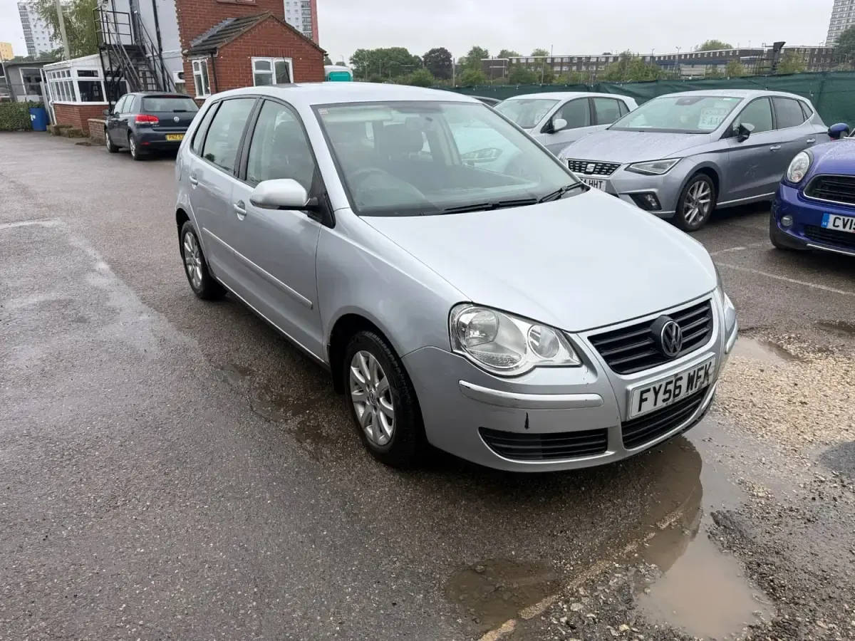 Begagnad VW Polo SE 2006 Silver Halvkombi
