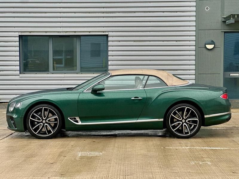 Begagnad Bentley Continental 635 HK (467 kW) 2019 Grön Cab