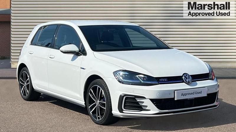 Pure white Used 2020 VW Golf VIII GTE | £17,632 (Expensive) - Image 1/4