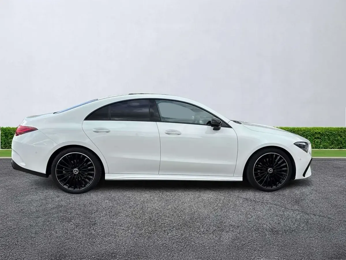 Usado Mercedes CLA220 AMG Line Premium Plus 2025 Blanco Berlina