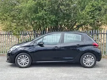 Used Peugeot 208 Signature Sky 82 HP (60 kW) 2019 Black Hatchback