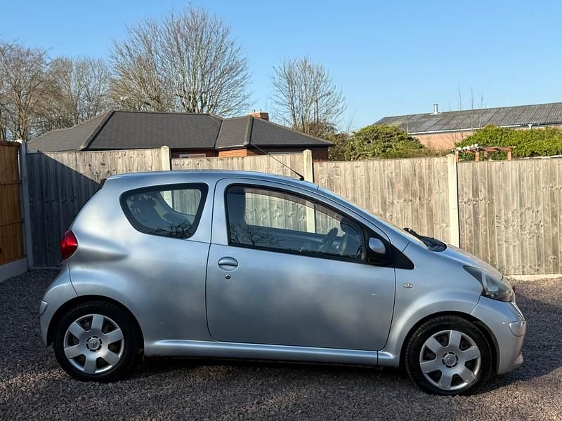 Used Toyota Aygo 67 HP (49 kW) 2007 Silver Hatchback