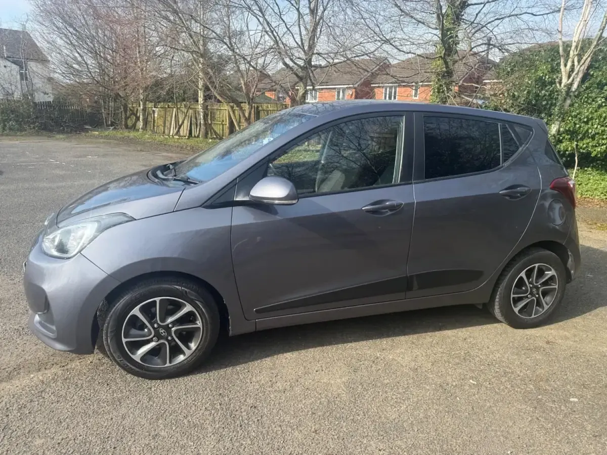 Begagnad Hyundai i10 Premium 83 HK (61 kW) 2017 Grå Halvkombi