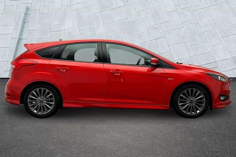 Used Ford Focus ST-Line 138 HP (101 kW) 2018 Red Hatchback