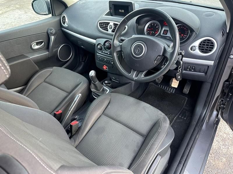 Used Renault Clio II Dynamique 75 HP (55 kW) 2011 Grey Hatchback