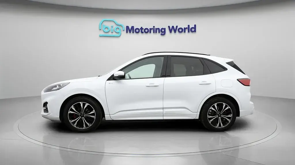 Usado Ford Kuga ST-Line X 190 HP (139 kW) 2023 Branco SUV