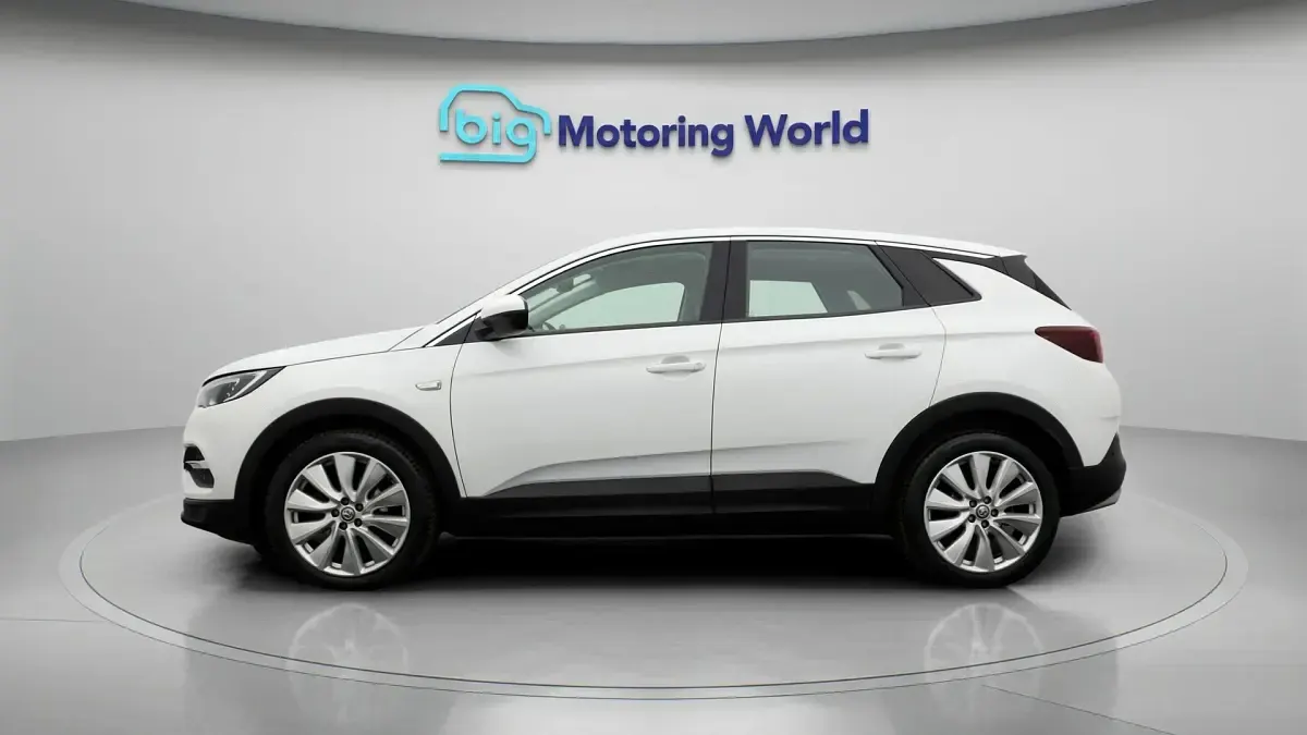Used Vauxhall Grandland X Elite 130 HP (95 kW) 2019 White SUV