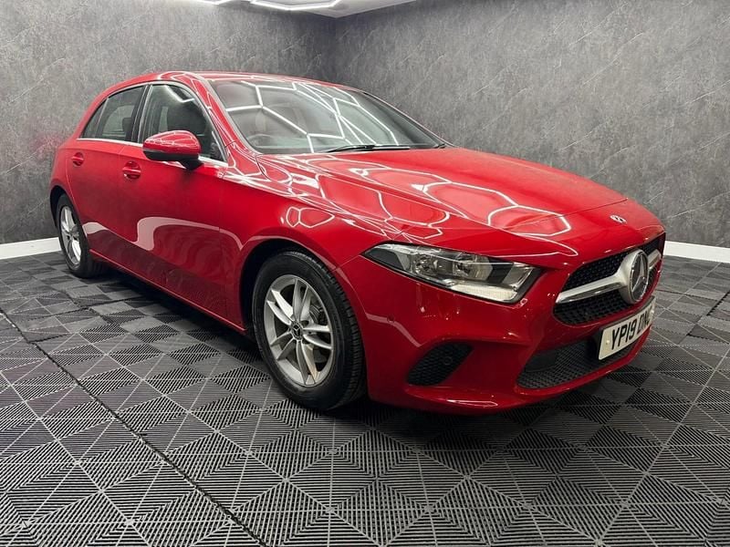 Begagnad Mercedes A180 Executive 2019 Röd Halvkombi