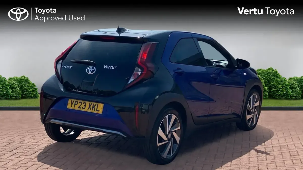 Used Toyota Aygo X 72 HP (52 kW) 2023 Juniper blue bitone (metallic paint) SUV