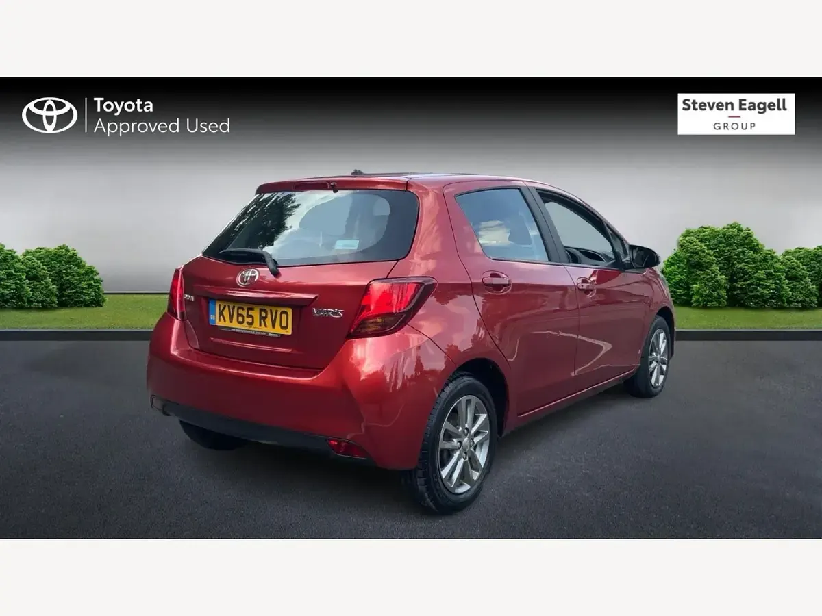 Used Toyota Yaris 99 HP (72 kW) 2015 Red Hatchback
