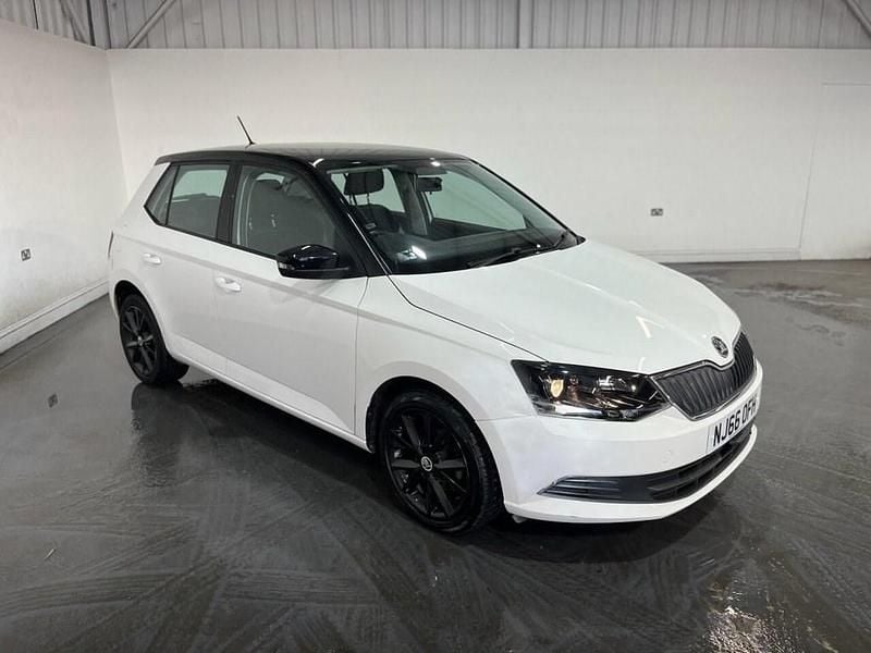 Used Skoda Fabia Colour Edition 90 HP (66 kW) 2016 White Hatchback