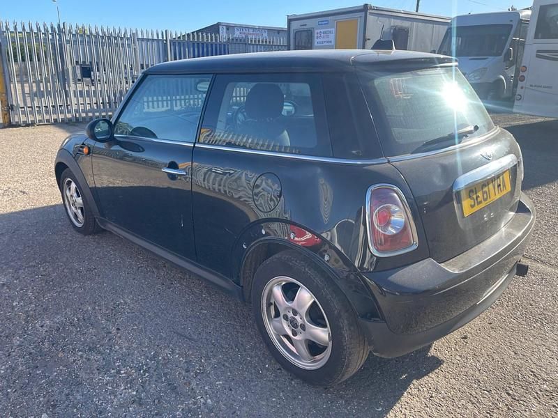 Usado Mini ONE Hatch 98 CV (72 kW) 2011 Negro Utilitario