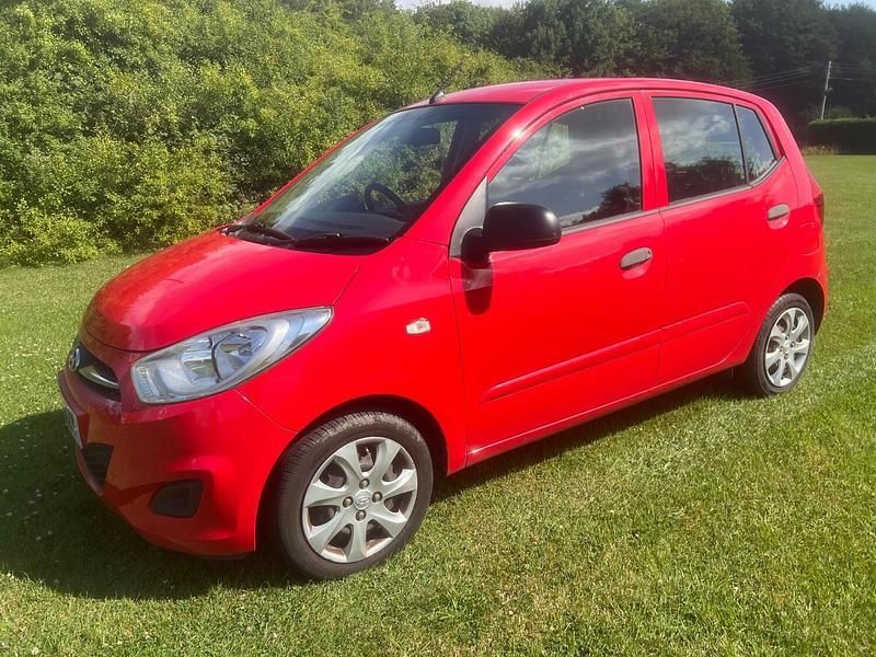 Used Hyundai i10 Classic 85 HP (62 kW) 2011 Red Hatchback