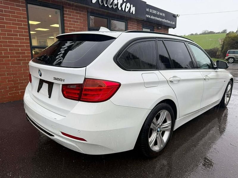 Begagnad BMW 320 Sport Line 2014 Vit Kombi