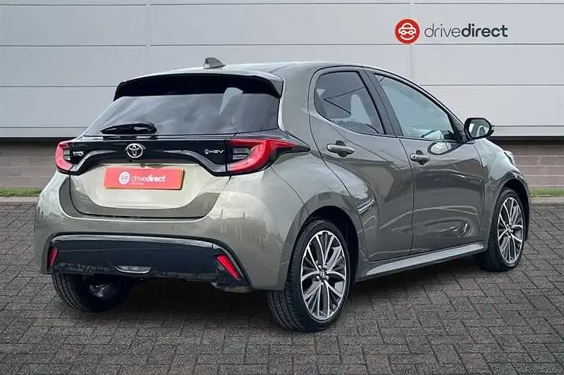 Usado Toyota Yaris Hybrid 2024 Marrón Utilitario