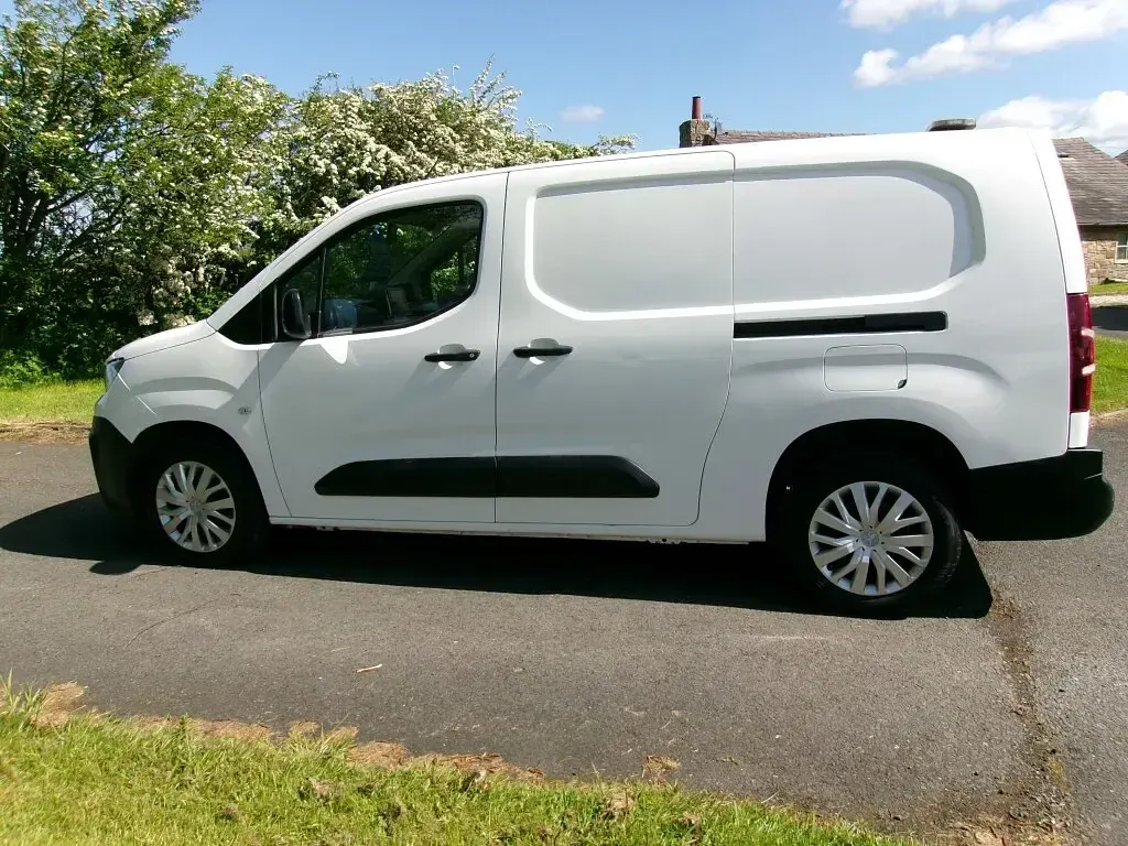Used Peugeot Partner 2021 White MPV