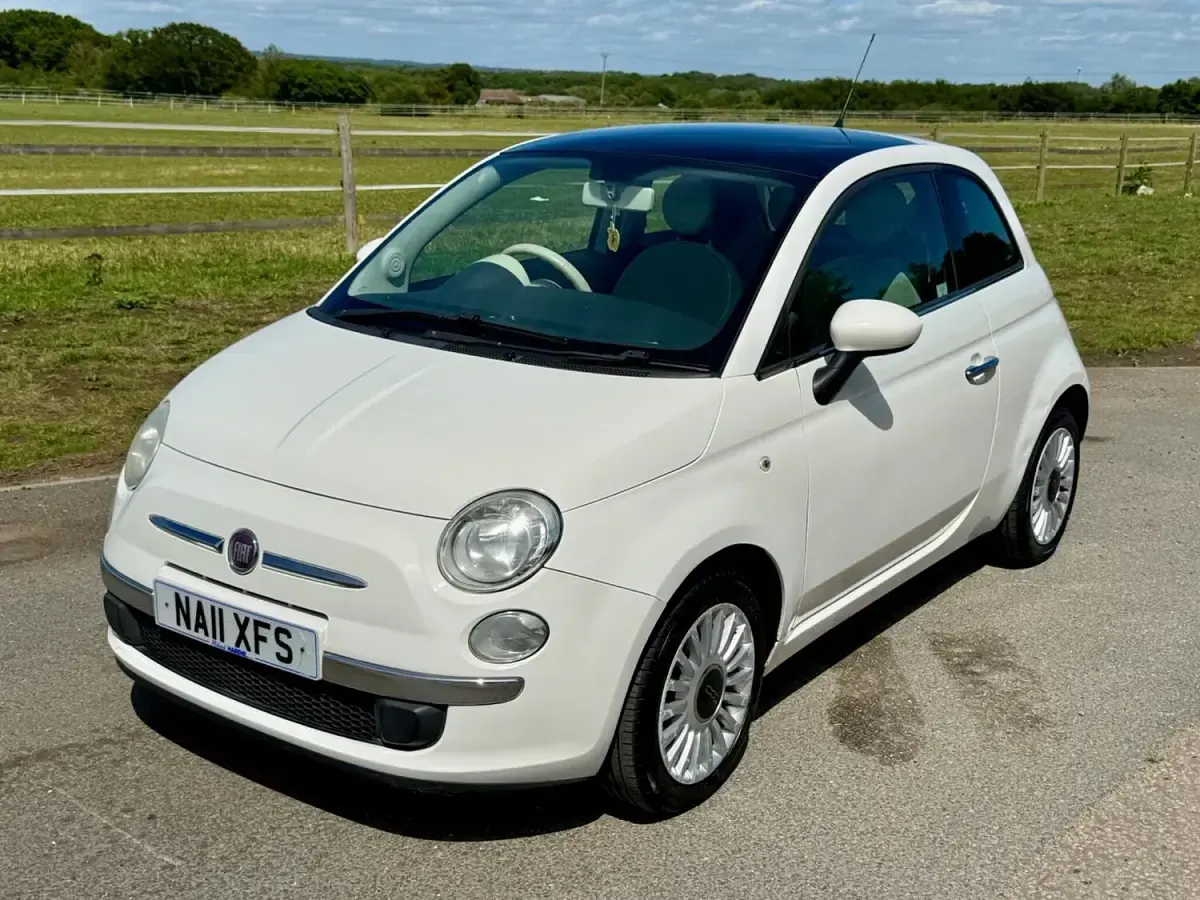 Used Fiat 500 Lounge 69 HP (50 kW) 2011 White Hatchback