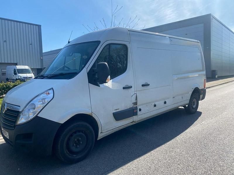 Used Vauxhall Movano 125 HP (91 kW) 2015 White MPV