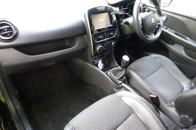 Used Renault Clio IV Dynamique 90 HP (66 kW) 2018 Black Hatchback