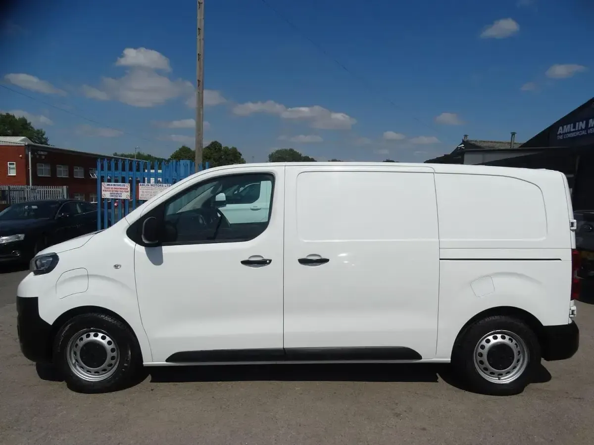 Used Peugeot e-Expert 100 kW (136 HP) 2022 White Van