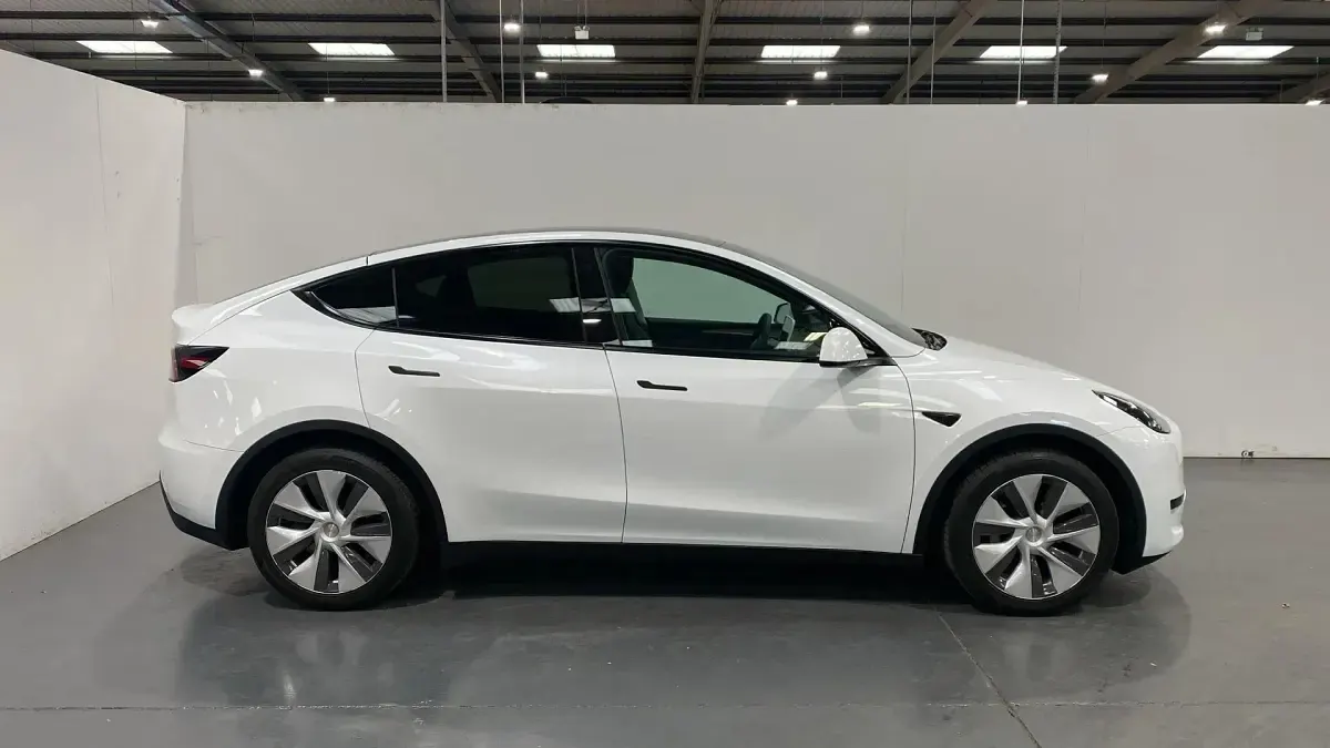 Używany Tesla Model Y RWD 219 kW (299 KM) 2024 Biały SUV