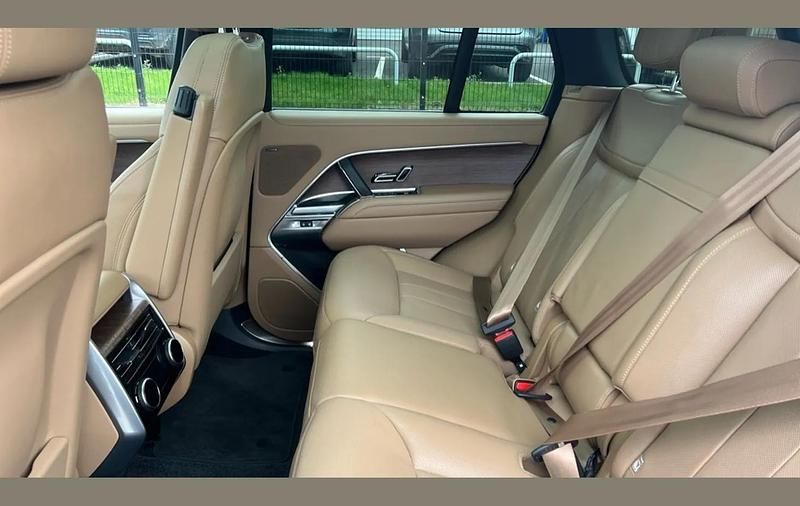 Used Land Rover Range Rover SE 344 HP (253 kW) 2024 Silver SUV