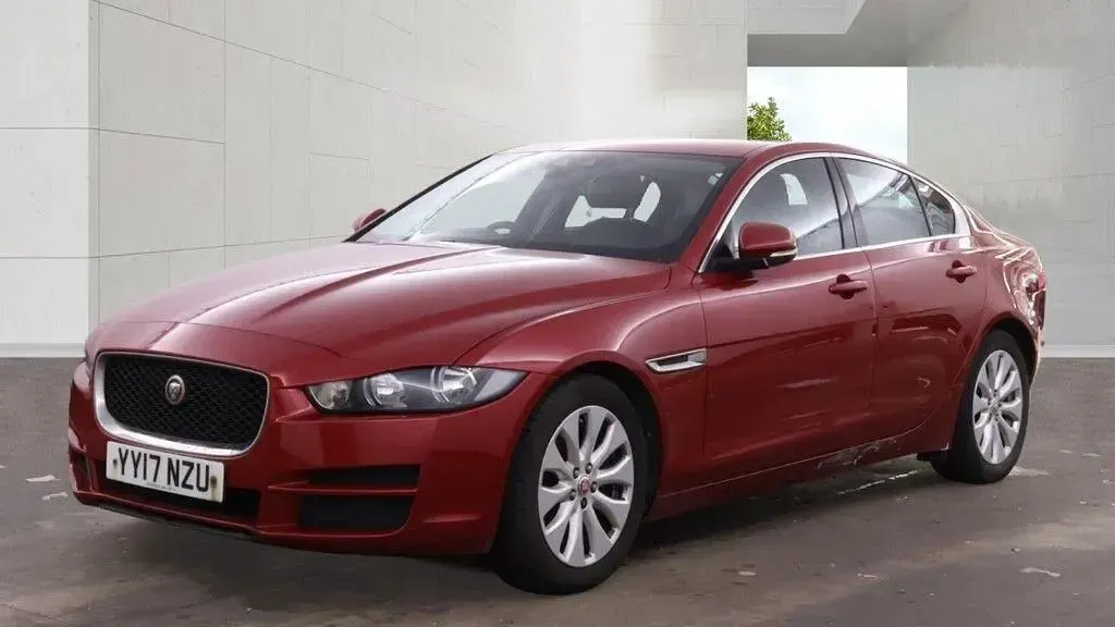 Usado Jaguar XE Prestige 163 HP (119 kW) 2017 Vermelho Sedan