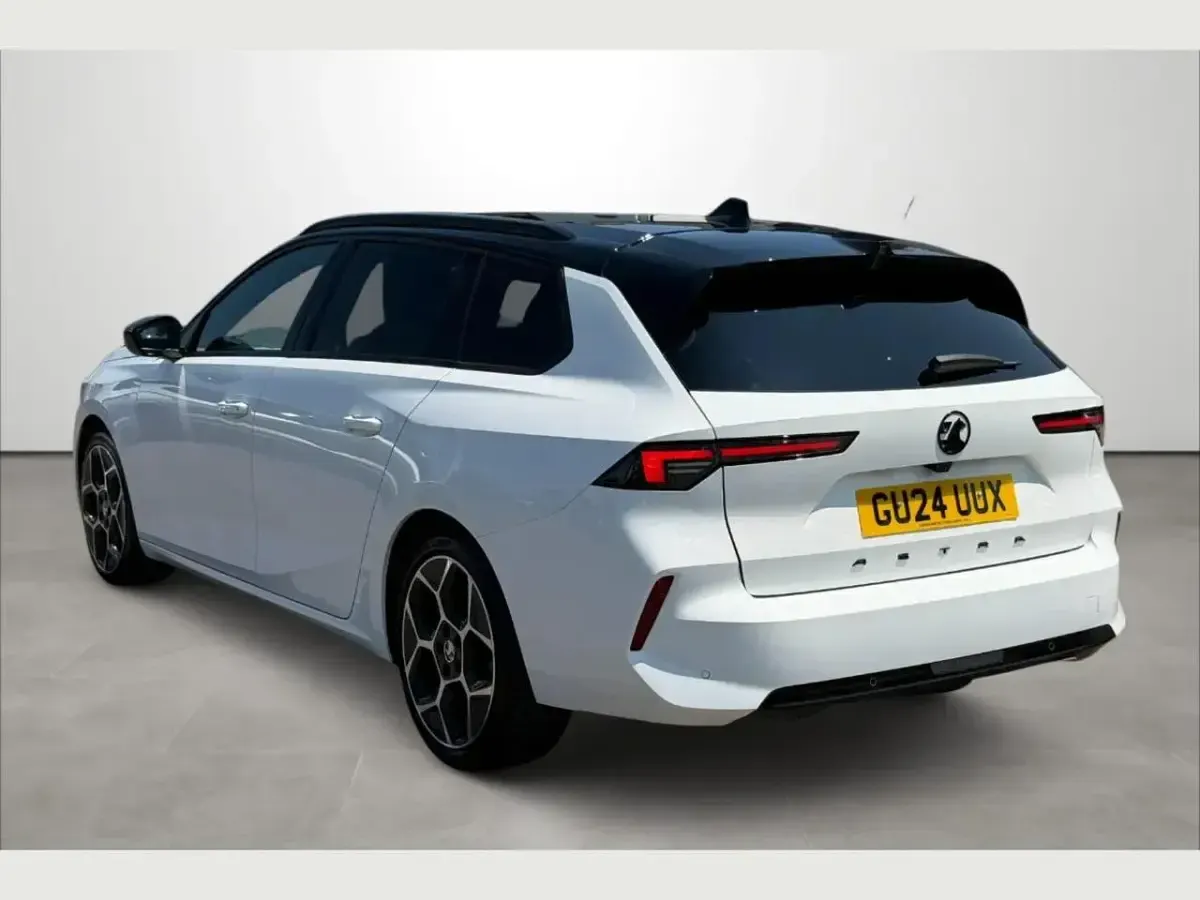 Used Vauxhall Astra Ultimate 128 HP (94 kW) 2024 White Estate