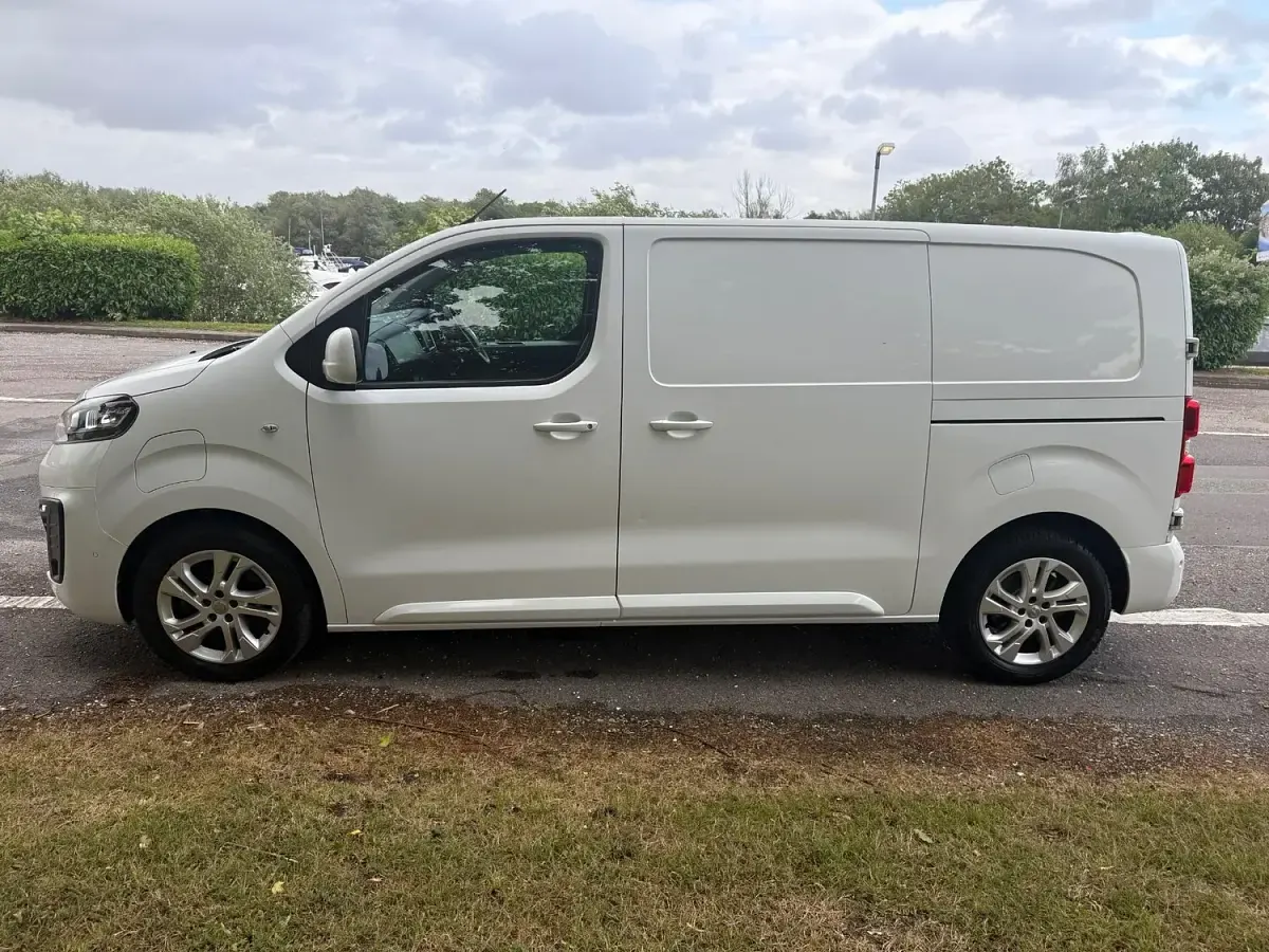 Used Vauxhall Vivaro Elite 100 kW (136 HP) 2021 White MPV