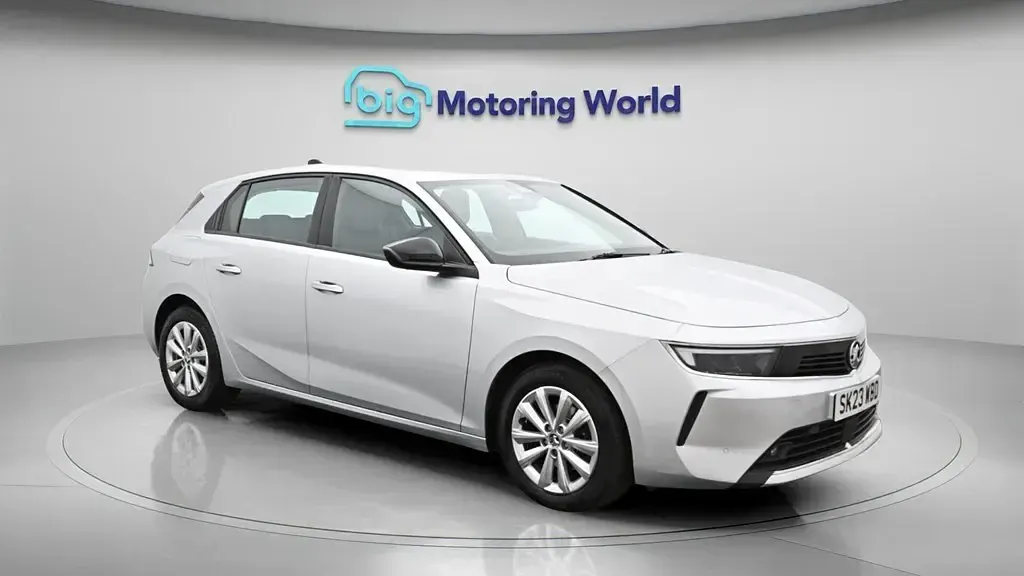 Second-hand Vauxhall Astra Design Edition 130 CP (95 kW) 2023 Gri Hatchback