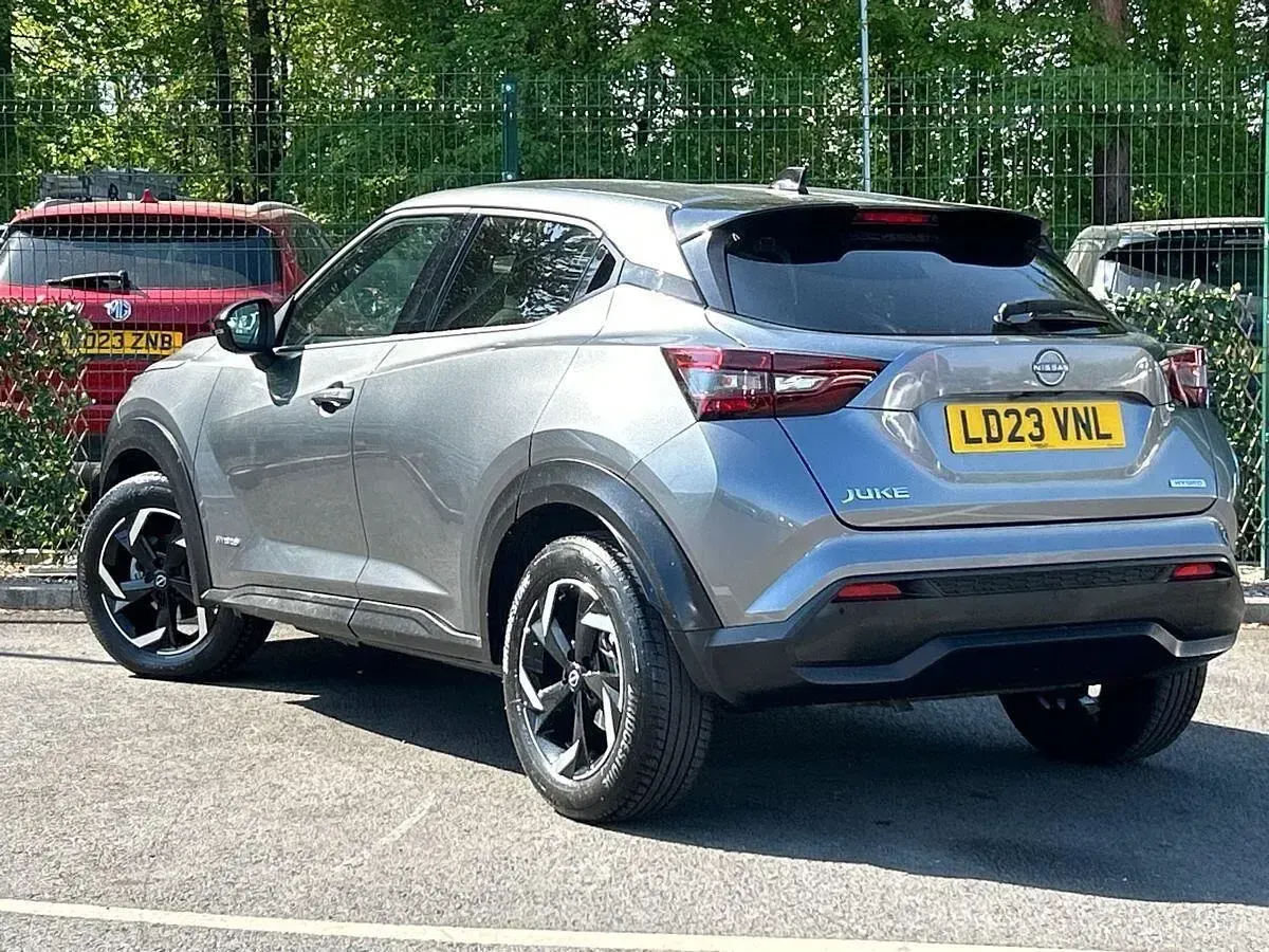 Begagnad Nissan Juke N-Connecta 143 HK (105 kW) 2023 Grå SUV