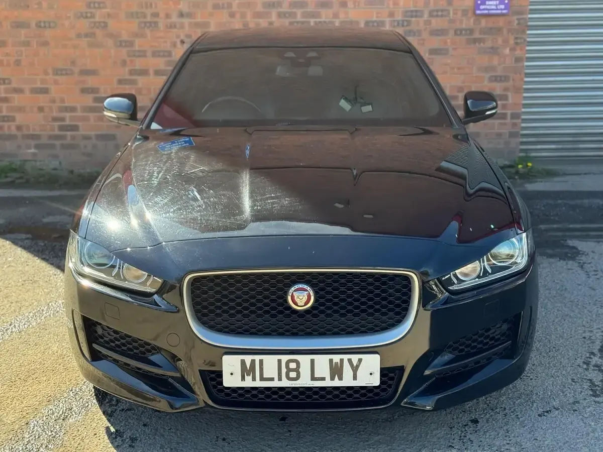 Usado Jaguar XE R-Sport 180 HP (132 kW) 2018 Preto Sedan