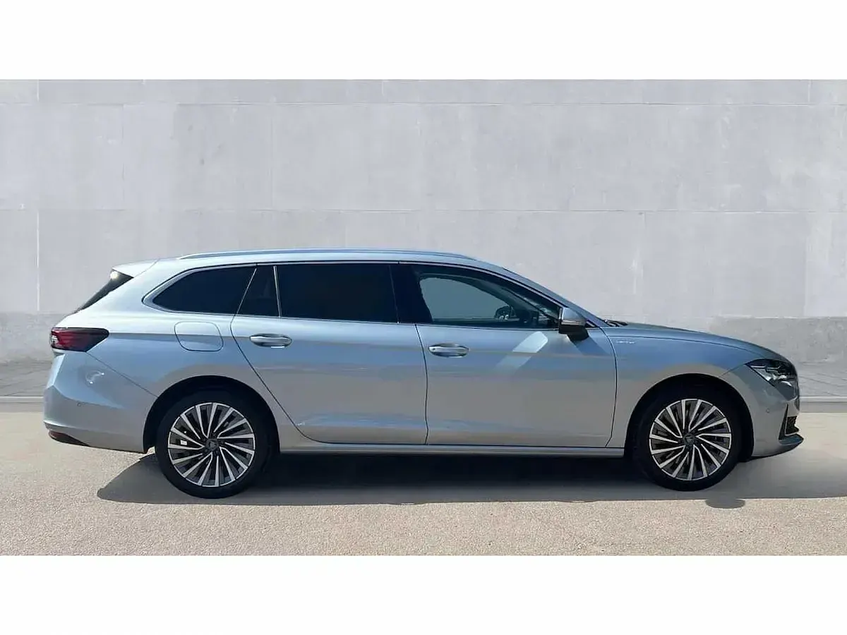Used Skoda Superb LAURIN & KLEMENT 193 HP (141 kW) 2025 Pebble silver metallic Estate