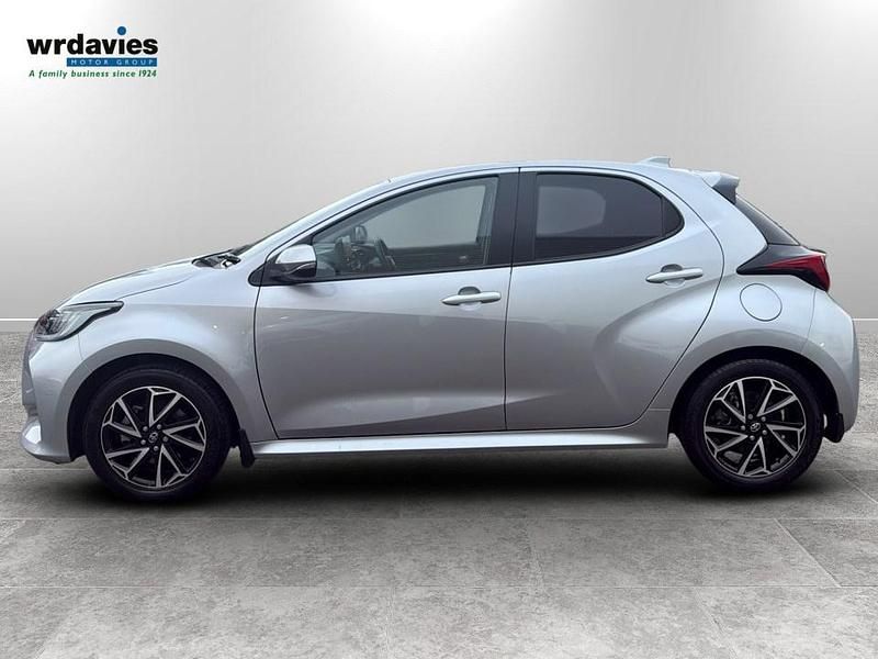 Used Toyota Yaris Hybrid Design 2022 Silver metalic Hatchback