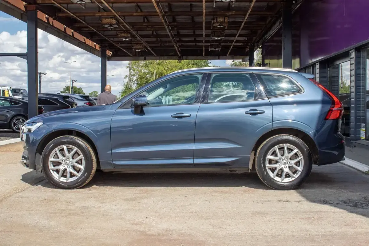 Used Volvo XC60 Momentum 190 HP (139 kW) 2019 Blue SUV