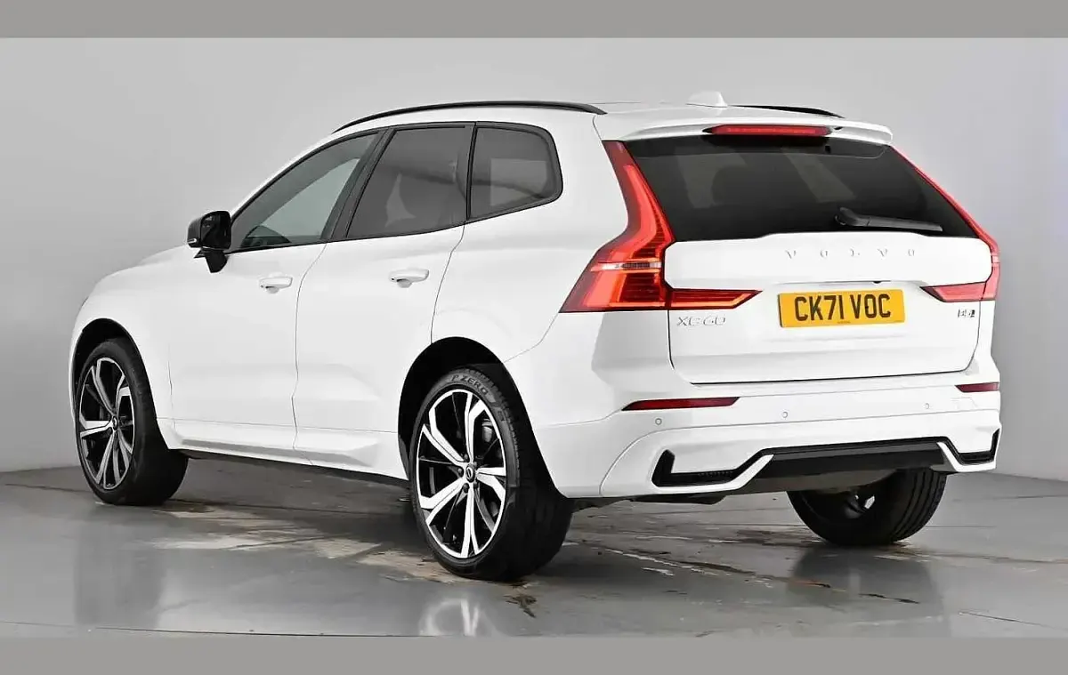 Used Volvo XC60 R-Design 250 HP (183 kW) 2021 Crystal white SUV