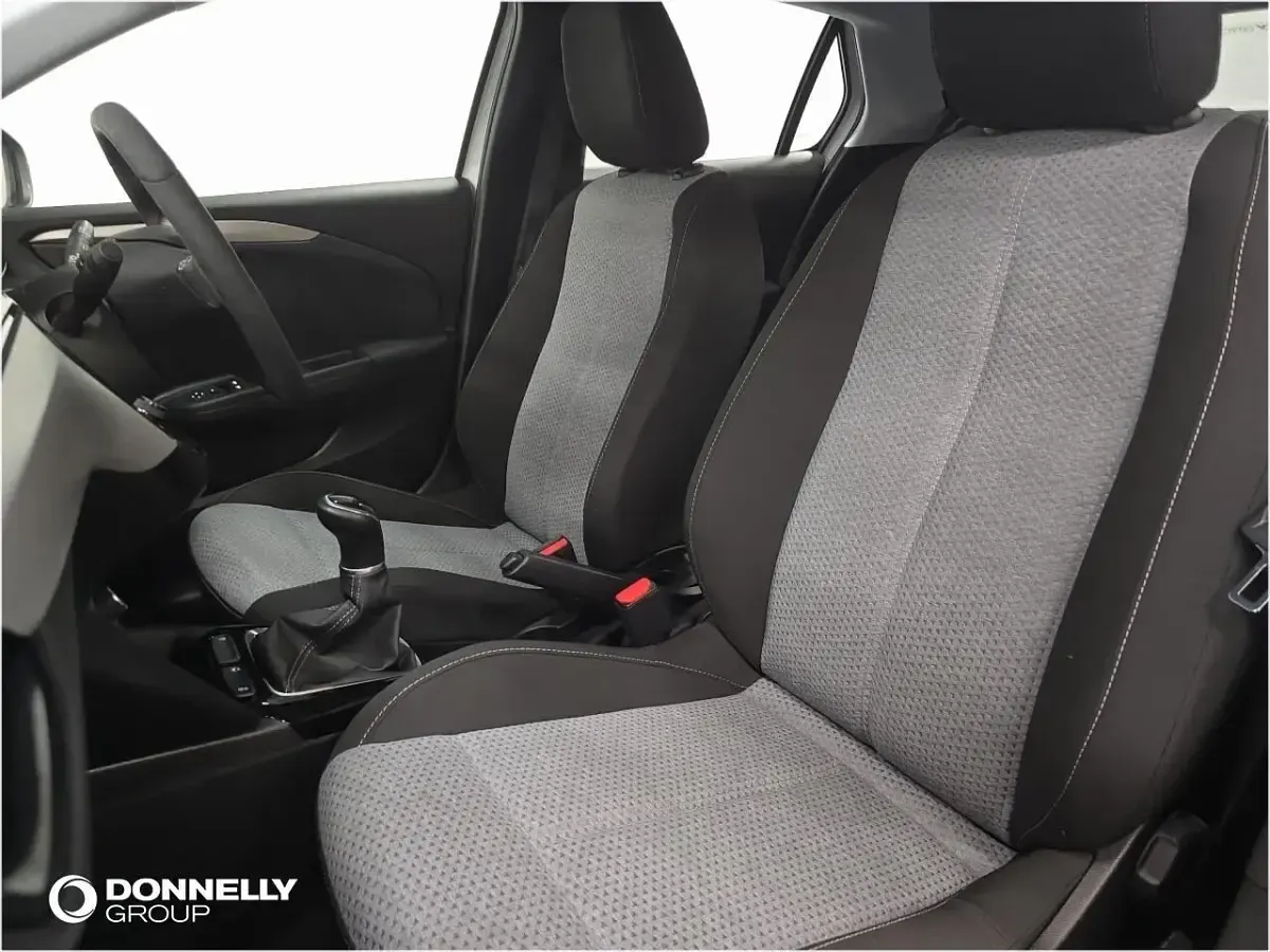 Used Vauxhall Corsa Design Edition 74 HP (54 kW) 2024 White Hatchback