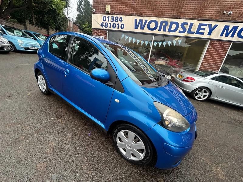 Metallic blue Used 2011 Toyota Aygo Hatchback | £2,999 (Fair price) - Image 1/4