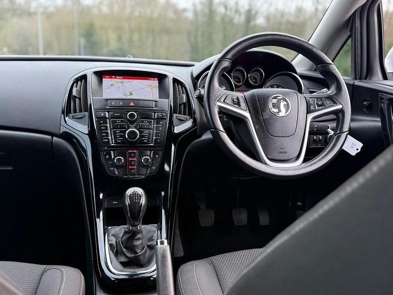 Used Vauxhall Astra SRi 136 HP (100 kW) 2016 White Estate