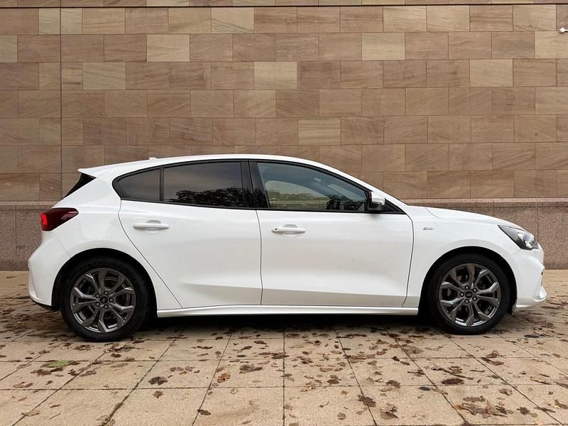 Used Ford Focus ST-Line 155 HP (114 kW) 2022 White Hatchback